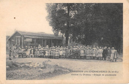 CPA 94 ORMESSON / PAR CHENNEVIERES / AVENUE DU CHATEAU / GROUPE EN PROMENADE / Cliché Rare - Otros & Sin Clasificación