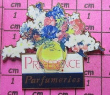 516b Pin's Pins / Beau Et Rare & TB état / PARFUMS : Grand Pin's BOUQUET DE FLEURS PARFUMERIES PREFERENCE - Parfums