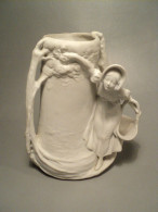Ancien Vase Faïence Biscuit Jeune Femme Cueillant Des Roses Art Nouveau. - Other & Unclassified