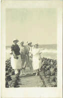 Carte Photo. Wenduine/Wenduyne. 4 Elégantes Sur Le Brise-Lames - Wenduine