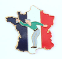 Pin's PETANQUE - Joueur De Pétanque Sur CARTE DE FRANCE Tricolore - Kandinet Fils  - M529 - Bocce