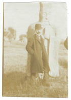 PHOTO - Supposé CHINE - Homme Devant Une Statue - Format 12cm * 8cm - Asien