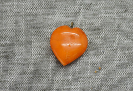 Vintage Amber Pendant In The Shape Of A Heart - Colgantes