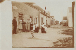 CPA 33 LANGON / CARTE PHOTO / SITUEE A LANGON / INTERIEUR DU VILLAGE - Langon