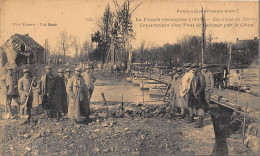 60-ENVIRONS DE NOYON- LA FRANCE RECONQUISE- 1917 CONSTRUCTION D'UN PONT DE BATEAUX PAR LE GENIE - Noyon