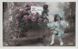 Fantaisie - Enfant - Un Baiser  - Petite Fille Et Fleurs - Carte Postale Ancienne - Taferelen En Landschappen