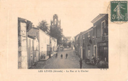 CPA 33 LES LEVES / LA RUE ET LE CLOCHER - Sonstige & Ohne Zuordnung