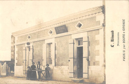 CPA 33 CARTE PHOTO PUGNAC PAR BOURG SUR GIRONDE L.RENAUD MENUISIER / VIEUX METIER DANS LA RUE - Autres & Non Classés