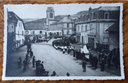 Plainfaing En Fête - Cérémonie Passant Devant Le Bar Central Et Autres Commerces, L'Eglise - Carte Photo - Plainfaing