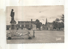 Chateauneuf Sur Sarthe, Statue De Robert Le Fort Sur La Place - Chateauneuf Sur Sarthe