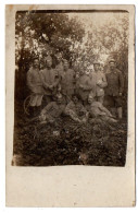 Guerre 14-18----1917--carte-photo De Soldats   ( Très Animée )  ---carte Précurseur--indications Au Verso - Personnages