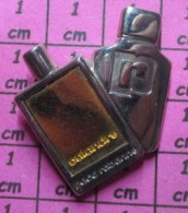 1518c  Pin's Pins / Beau Et Rare / PARFUMS / PACO RABANNE PIN'S BI-METAL - Parfum