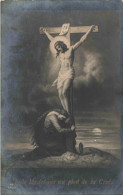 RELIGION - Christianisme - Marie Madeleine Au Pied De La Croix -  Carte Postale Ancienne - Tableaux, Vitraux Et Statues