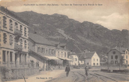 70-PLANCHER-LES-MINES- LA GARE DU TRAMWAY ET LA RUE DE LA GARE - Otros & Sin Clasificación