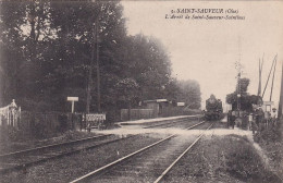 Train En Gare à Saint Sauveur Saintines  Passage Niveau . Train Station 1916 - Stations - Met Treinen