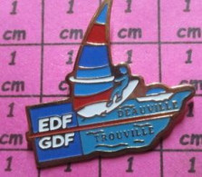 516A  Pin's Pins / Beau Et Rare / EDF GDF / DEAUVILLE TROUVILLE PLANCHE A VOILE - EDF GDF