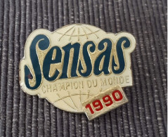 PIN'S PINS SENSAS PECHE POISSONS PECHEURS CHAMPION MONDE 1990 - Altri & Non Classificati