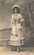 CARTE PHOTO - Photographie - Une Jeune Femme Dans Une Robe à Volants -  Carte Postale Ancienne - Fotografie