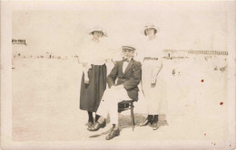 CARTE PHOTO - Photographie - Portrait De Famille à La Plage - Dos Non Divisé -  Carte Postale Ancienne - Photographs