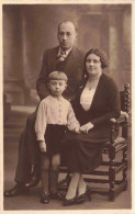 CARTE PHOTO - Photographie - Portrait D'un Couple Avec Leur Enfant -  Carte Postale Ancienne - Photographs