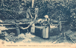 CONGO . KINDAMBA . SOEUR LOUISE A LA SOURCE QUI LAVENT LE LINGE - Brazzaville