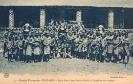 CONGO FRANCAIS - KINDAMBA - LES 3 SOEURS AVEC LEURS ENFANTS A L'ENTREE DE LEUR MAISON - Brazzaville