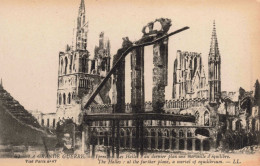 BELGIQUE - Yprès - Les Halles : Au Dernier Plan Une Merveille D'équilibre - La Grande Guerre -  Carte Postale Ancienne - Ieper