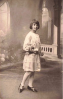 ENFANT - Portrait D'une Petite Fille Tenant Un Bouquet De Fleurs - Carte Postale Ancienne - Groupes D'enfants & Familles