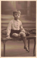 ENFANT - Portrait D'un Petit Garçon Assis Sur Un Banc - Carte Postale Ancienne - Groupes D'enfants & Familles