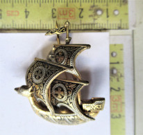 LADE 20 - B - KOPEREN ZEILSCHIP - VOILIER EN CUIVRE - Brooches