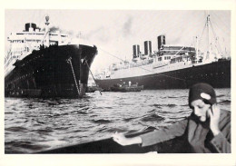 Photo Photographe-d'après JACQUES-HENRI LARTIGUE BIBI à Marseille (paquebots Bateaux 1958) * PRIX FIXE - Doisneau