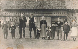 Carte-Photo Bauernfamilie Vor Dem Bauernhof  Kinder Landwirtschaft Deutsche Schweiz Bauer - Andere & Zonder Classificatie