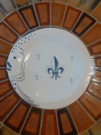 Plat Figurant Un Poisson Pornic France Fleur De Lys. - Schalen Und Tabletts