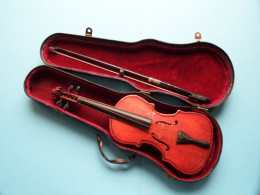 MINI VIOOL Violin Met STRIJKSTOK / ARCHET >> 20 Cm. >> NO More Info ( See Foto For Details ) Case Total  +/- 24 Cm.! - Instruments De Musique