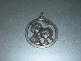 Ancien Médaillon Medaille Pendentif En Argent ? Ajouré Les Amoureux De Peynet TTB - Other & Unclassified