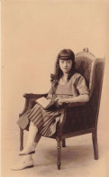 ENFANT - Portrait - Portrait D'une Fille Lisant Dans Un Fauteuil - Carte Postale Ancienne - Portraits