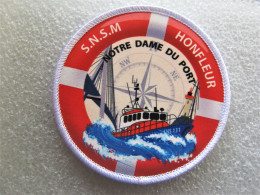 ECUSSON SAUVETAGE EN MER SNSM SNS 131 HONFLEUR NOTRE DAME DU PORT ETAT SUP SCRATCH AU DOS - Feuerwehr