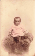 ENFANT- Portrait - Portrait D'un Bébé Assis - Carte Postale Ancienne - Retratos