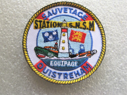 ECUSSON SAUVETAGE EN MER SNSM EQUIPAGE STATION OUISTREHAM ETAT SUP SCRATCH AU DOS - Pompiers