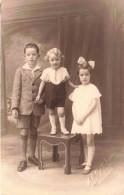 ENFANTS - Portraits - Portrait De Trois Enfants- Carte Postale Ancienne - Groepen Kinderen En Familie