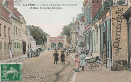 La Fère * Rue De La République Et Porte De Laon * Pâtisserie * Landau Poussette Pram Kinderwagen * Enfants Villageois - Other & Unclassified