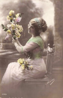 FANTAISIE - Femme Tenant Un Bouquet De Fleurs - Colorisé  - Carte Postale Ancienne - Women