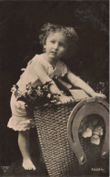 FANTAISIE - Bébé - Un Bébé Debout Près D'un Panier Et D'un Fer à Cheval Géant - Carte Postale Ancienne - Babies