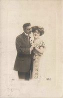 COUPLE - Un Jeune Couple - Un Homme Embrassant Sa Belle - Carte Postale Ancienne - Couples