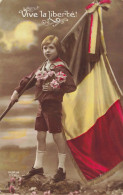 MILITARIA - Patriotiques - Enfant Tenant Un Bouquet De Fleur Et Un Drapeau - Colorisé - Carte Postale Ancienne - Patriotiques