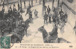 CPA 51 REVOLUTION EN CHAMPAGNE / AVRIL 1911 / AY / UN BARRAGE / LES DRAGONS FONT FAIRE DEMI TOUR - Ay En Champagne