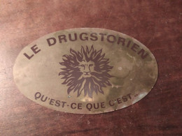 Ancienne Plaque Publicitaire Laiton Émaillé Invitation Le Drugstorien Drugstore Des Champs-Élysées Ca1970 - Plaques En Tôle (après 1960)