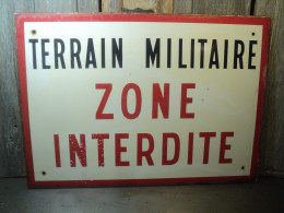 Ancienne Plaque Émaillée Terrain Militaire Zone Interdite Ca1970 - Placas Esmaltadas (desde 1961)