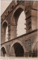 30. REMOULINS. Le Pont Du Gard. Enfilade - Remoulins