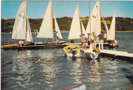 15. LANOBRE .CPSM. PLAGE DE VAL .LAC DU BARRAGE DE BORT.  VOILIERS AU PONTON. ANIMATION. ANNEE 1965 + TEXTE - Waterski